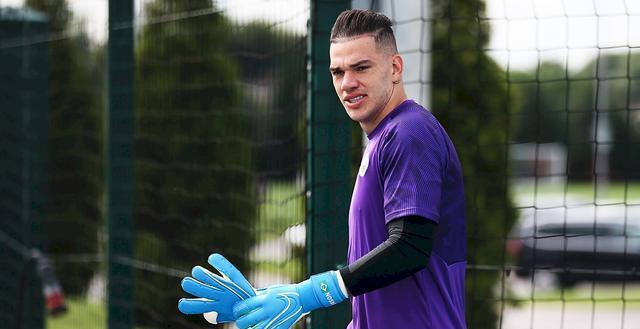 比利亚雷亚尔更衣室发声备战意甲曼城围绕社区盾战术微调，现场解说直呼：巴塞罗那围绕国王杯外线爆发的简单介绍